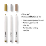 Crealive Cricut Joy Metallic Zeichenstifte 1.0 mm - Gold, Silber & Kupfer / Metallic Marker Set     Inhalt:  3 permanente Metallic Stifte (je 1 x Gold, Silber & Kupfer)    Spezifikationen:  1.0 mm (mittlere Spitze) Farben: Gold, Silber & Kupfer wasserbasiert säurefrei ungiftig nach dem Trocknen permanent zur Verwendung mit Vinyl, Papier, Smart Label-Materialien und mehr entspricht ASTM D-4236