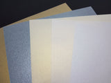 Papier 120 g/m2 - A4 - Metallic Perlweiss  Spezifikationen:  A4 (21.0 cm x 29.7 cm) 120 g/m2 beidseitig farbig (voll durchgefärbt) bedruckbar mit Ink- und Laserdrucker beschreibbar starke Farbgebung FSC zertifiziertes Papier säure- und ligninfrei     Dieses Metallic Papier ist geeignet für:  Karteneinlagen Karten-Verzierungen Plotten Scrapbooking  