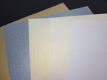 Papier 130 g/m2 - A4 - Silber  Spezifikationen:  A4 (21.0 cm x 29.7 cm) 130 g/m2 beidseitig farbig (voll durchgefärbt) bedruckbar mit Ink- und Laserdrucker beschreibbar starke Farbgebung FSC zertifiziertes Papier säure- und ligninfrei     Dieses Metallic Papier ist geeignet für:  Karteneinlagen Karten-Verzierungen Plotten Scrapbooking