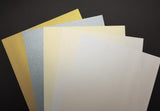 Papier 120 g/m2 - A4 - Metallic ivory  Spezifikationen:  A4 (21.0 cm x 29.7 cm) 120 g/m2 beidseitig farbig (voll durchgefärbt) bedruckbar mit Ink- und Laserdrucker beschreibbar starke Farbgebung FSC zertifiziertes Papier säure- und ligninfrei     Dieses Metallic Papier ist geeignet für:  Karteneinlagen Karten-Verzierungen Plotten Scrapbooking  
