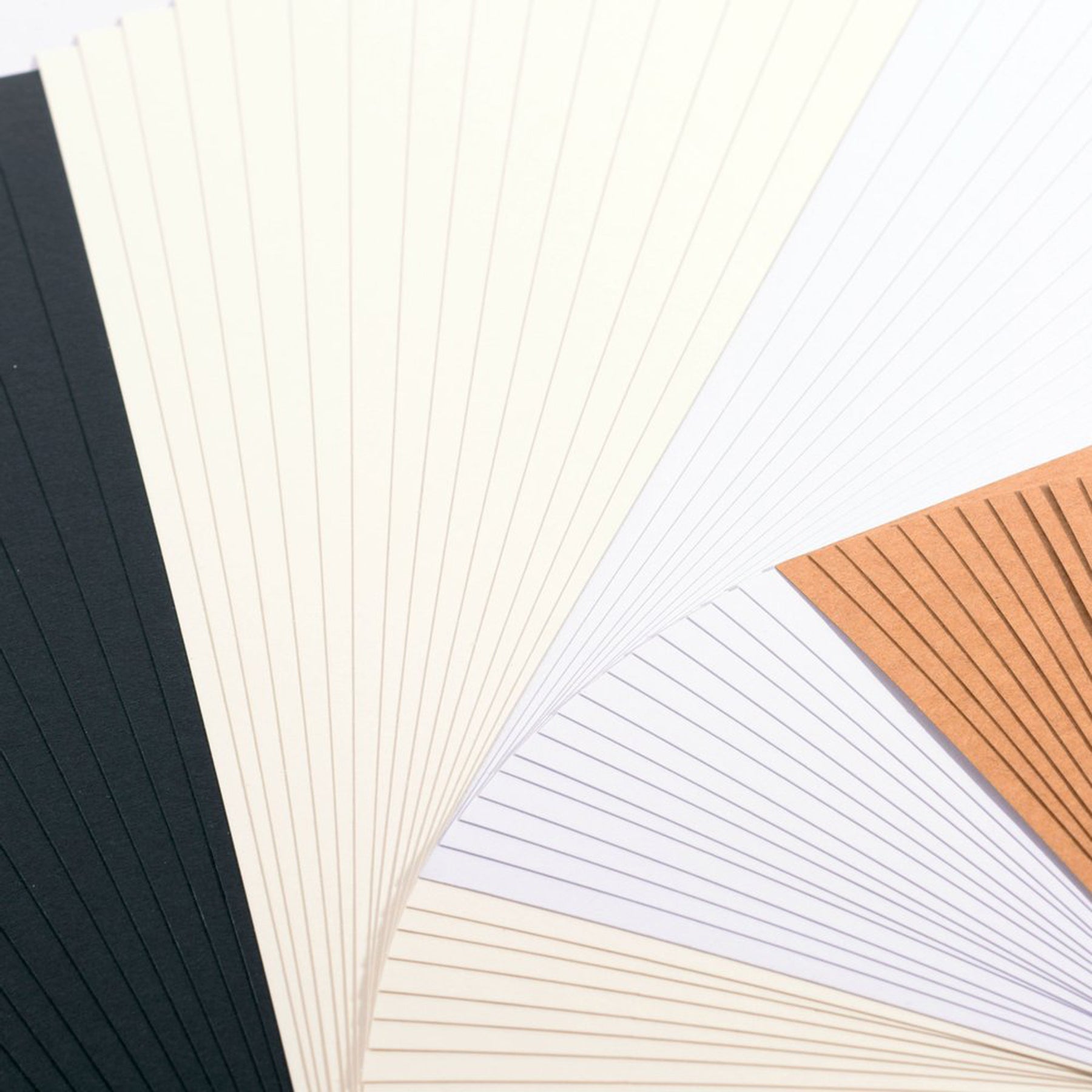 Crealive Tonkarton 11,4 x 30,5 cm - Neutral (60 Stk)  Spezifikationen:  4.5’’ x 12’’ (11.4 cm x 30.5 cm) 216 g/m2 beidseitig farbig (voll durchgefärbt) beschreibbar säurefrei Masse passend für Cricut Joy    Inhalt:  15 x Tonkarton White smooth 15 x Tonkarton Off White 15 x Tonkarton Kraft dark 15 x Tonkarton Black