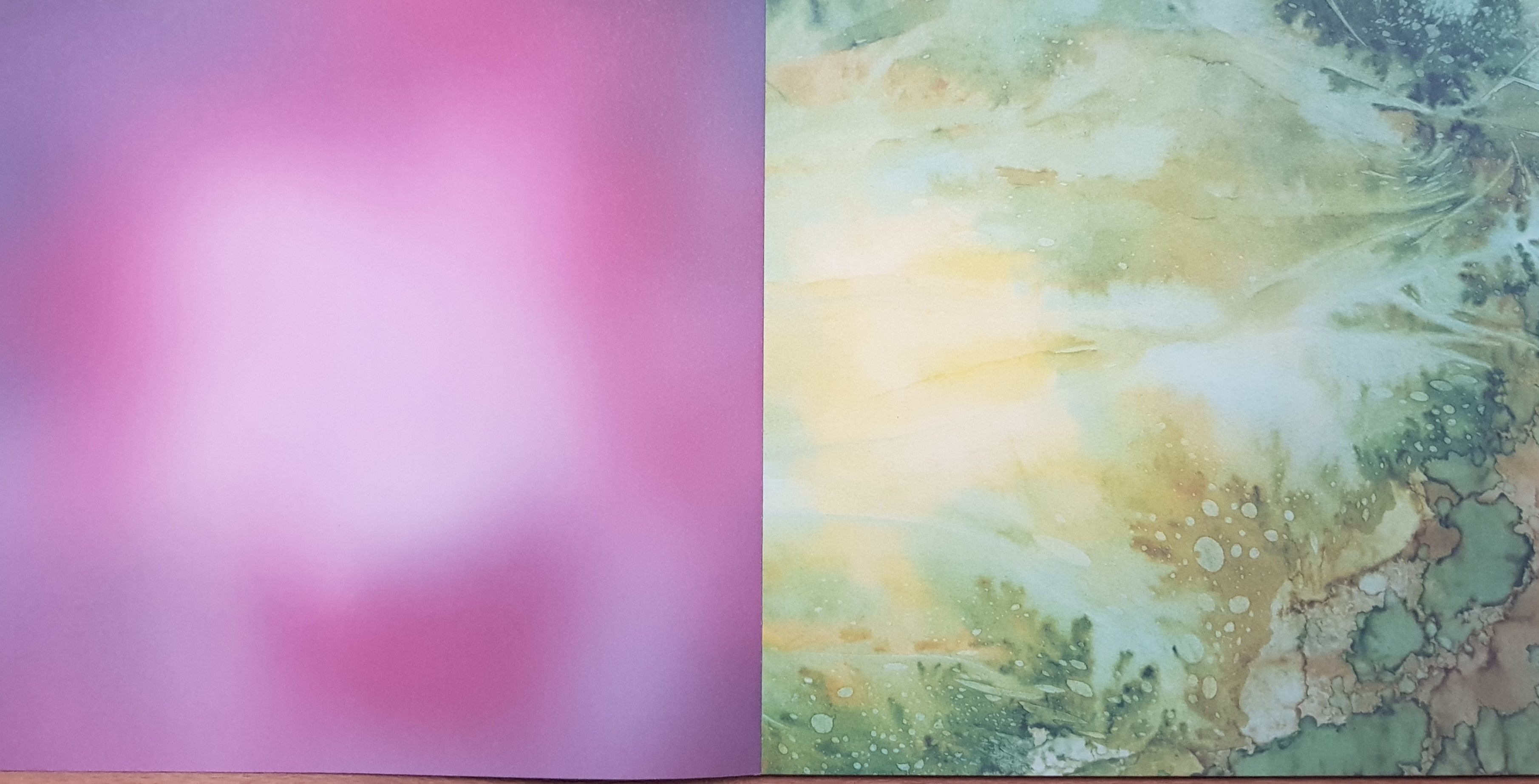Paper Pad 150 g/m2 - 12’’ x 12’’ - Shenandoah  Dieses Designpapier ist die perfekte Basis für eure aussergewöhnlichen & farbenfrohen Karten und Verpackungen. Die beidseitig bedruckten Papiere harmonieren wunderbar in den Farben, so dass die Vorderseite, toll zur Rückseite der Designpapiere passen.     Inhalt:  48 Bogen 12 Designs beidseitig bedruckt    Designpapier ist geeignet für:  Karten Karten-Verzierungen Kuverts Plotten Scrapbooking