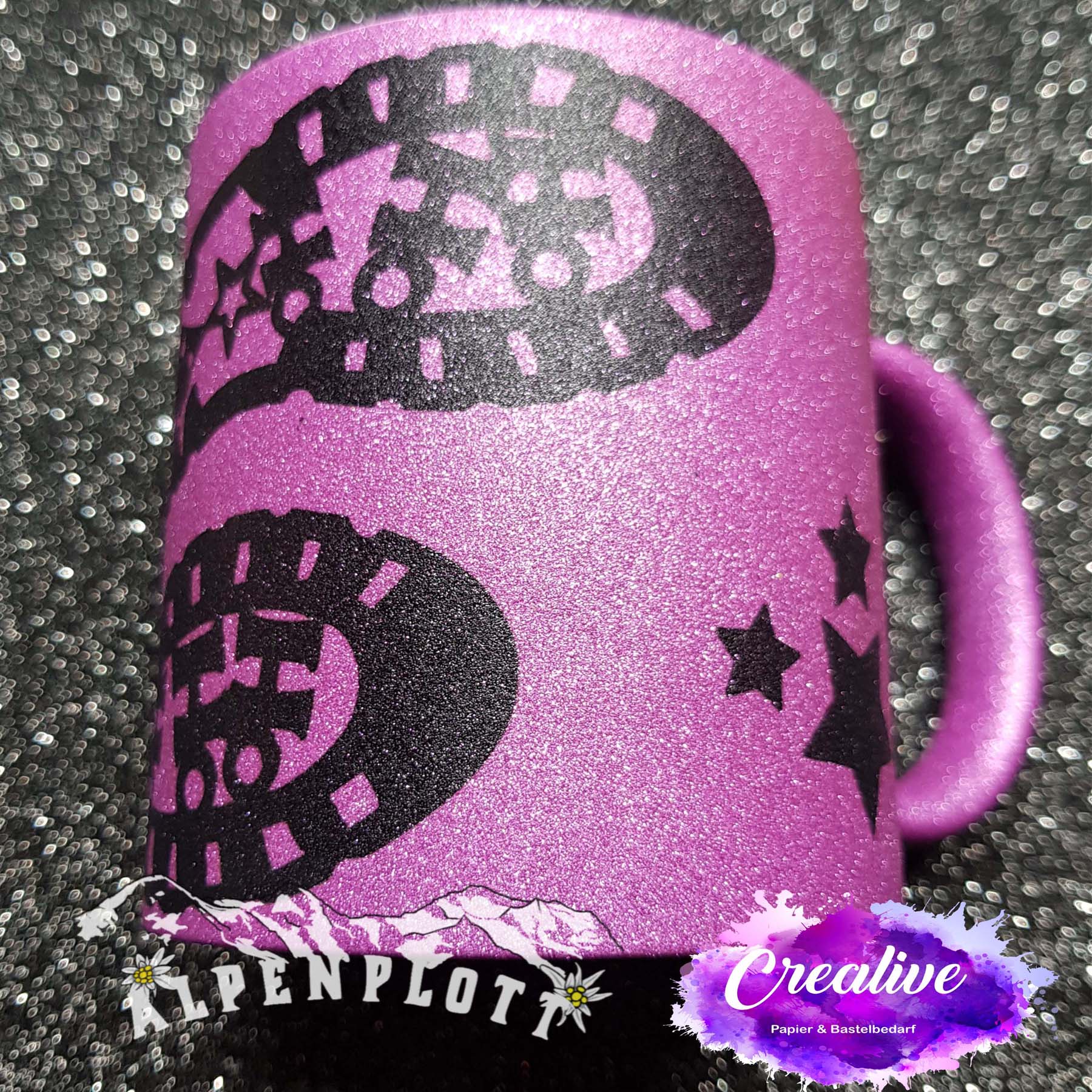 Crealive Keramiktasse SPARK Sublistar®-Coating  Diese SPARK Sublistar®-Coating Keramiktasse ist ein absoluter Hingucker!  Die Keramiktasse SPARK gibt es in sieben Glitzer-Farben mit Sublistar® Beschichtung. Die perfekte Wahl für das Bedrucken mit Texten oder Grafiken in dunkler Farbe.      Inhalt:  1 Keramiktasse SPARK Sublistar®-Coating    Spezifikationen:  Hochwertige Keramiktasse Innenseite weiss für Texte und Grafiken in dunklen Farben geeignet Mikrowellengeeignet Höhe 98 mm Ø 80 mm