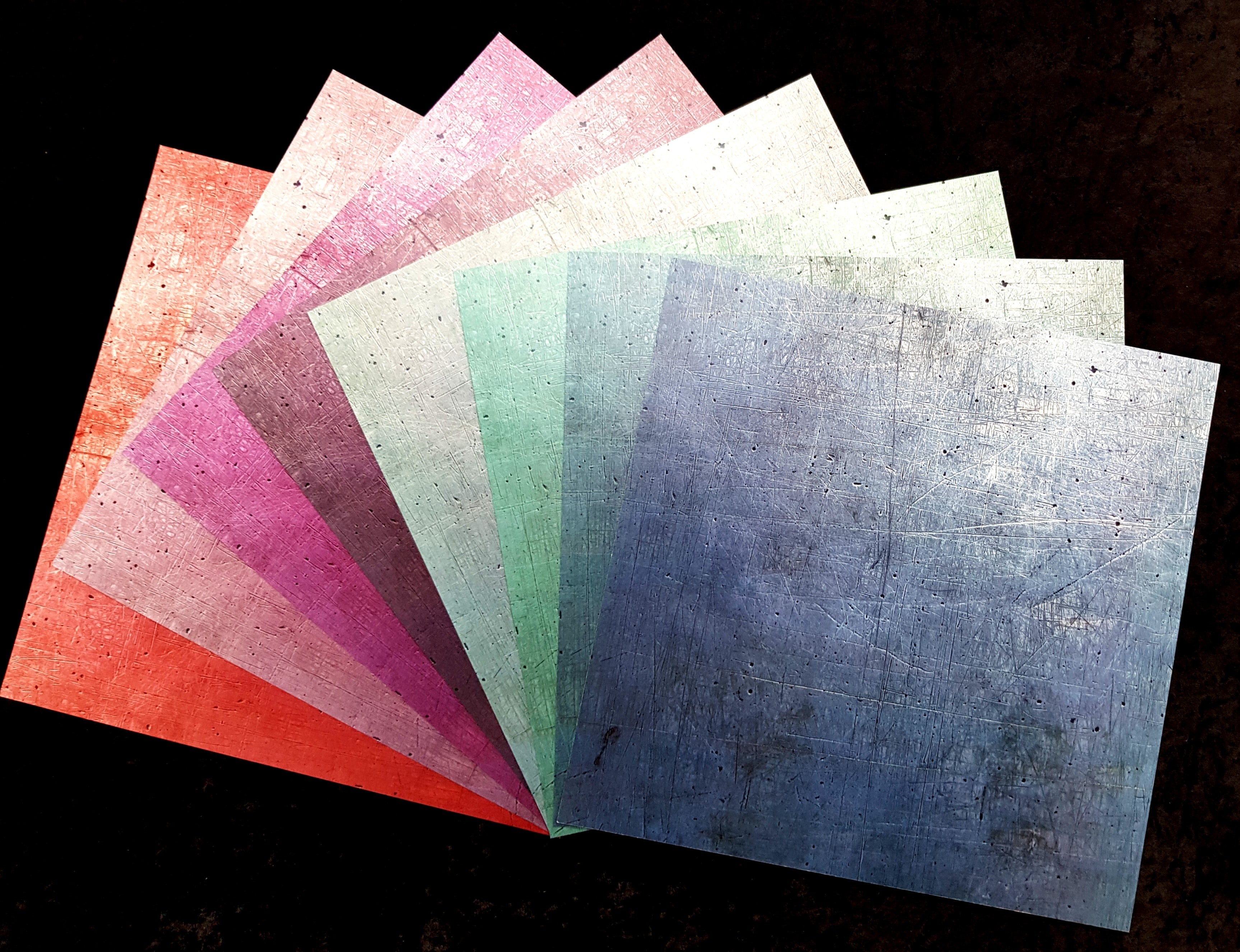 Paper Pad 200 g/m2 - 12’’ x 12’’ - Scratched Metal  Spezifikationen:  12’’ x 12’’ (30.5 cm x 30.5 cm) 200 g/m2 einseitig bedruckt säure- und ligninfrei    Inhalt:  8 Blatt 8 Designs einseitig bedruckt    Dieses Paper Pad ist geeignet für:  Karten Boxen Geschenkboxen & Verpackungen Plotten Scrapbooking