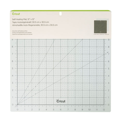 Crealive Cricut Selbstheilende Matte - Blau - 30.5 cm x 30.5 cm (12" x 12")  Mit dieser robusten, extra dicken 12” x 12” selbstheilenden Schneidematte wird das Material sauber und präzise gemessen - die perfekte Schneidefläche für kleinere Projekte. Die Rasterlinien in unterschiedlichen Winkeln sorgen für noch mehr kreative Schneideoptionen. Die extra dicke Oberfläche verhindert das Durchschneiden der Klinge und verlängert die Lebensdauer der Matte. 