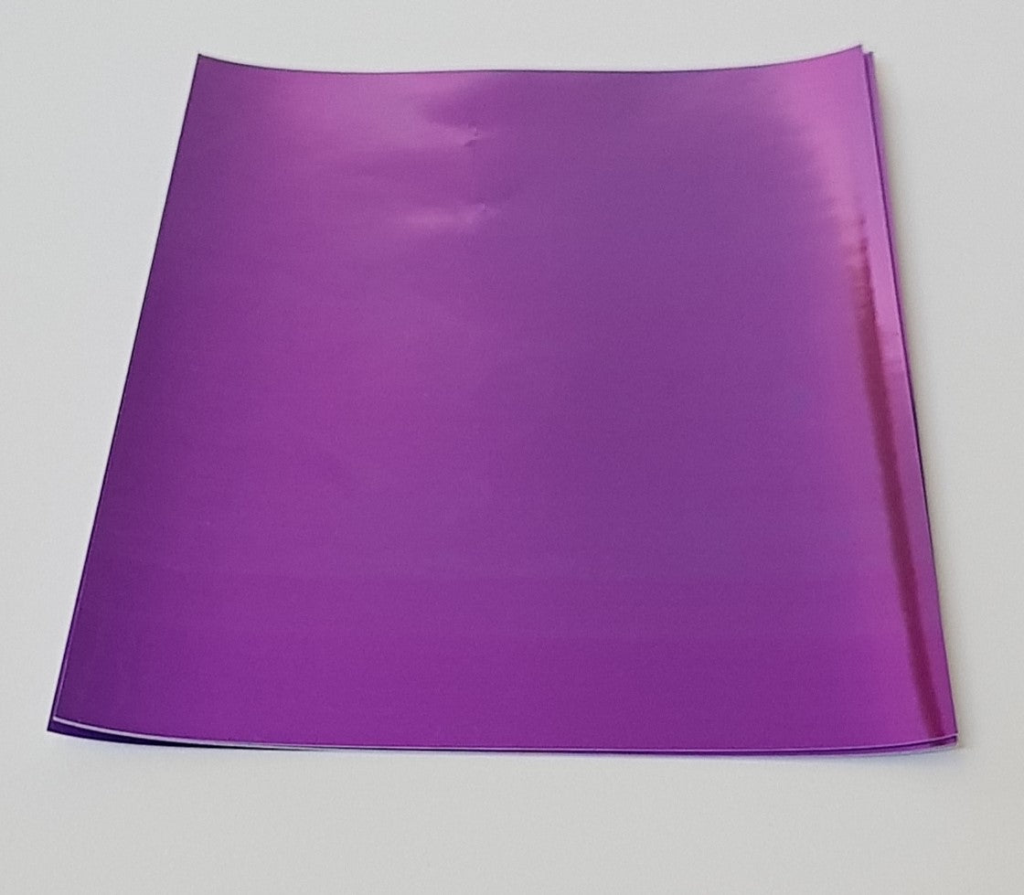 Metallic Papier selbstklebend - A5 - Pinks   Selbstklebendes Papier in 5 verschiedenen glänzenden Farben. Das Set enthält insgesamt 20 Blätter (4 x 5 Farben) in der Grösse A5 (14,8 cm x 21,0 cm).      Inhalt:  20 Blätter 4 Blätter pro Farbe Farben: Rot, Pink, Violett, Rosa & Flieder    Das selbstklebende Papier ist geeignet für:  Scrapbooking-Seiten Geburtstagskarten Einladungen Dekorationen Stanzen