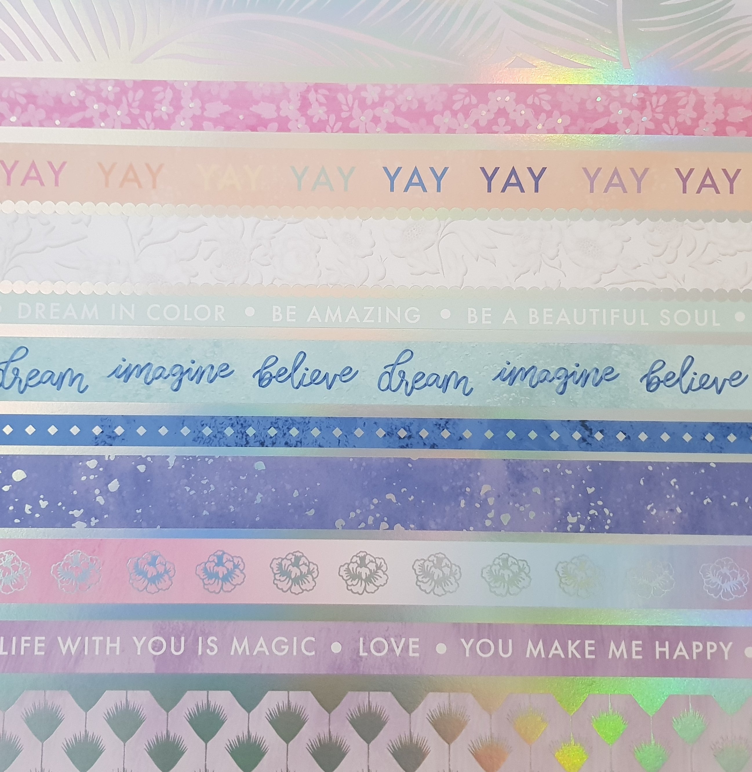Designpapier 170 g/m2 - 12’’ x 12’’ - Sweet Magic Inhalt:  48 Bogen 24 Designs einseitig bedruckt   Spezifikationen:  12’’ x 12’’ (30.5 cm x 30.5 cm) 170 g/m2 einseitig bedruckt lässt sich gut schneiden säurefrei   Dieses Designpapier / Motivpapier ist geeignet für:  Karten Karten-Verzierungen Plotten Stanzen Prägen Scrapbooking