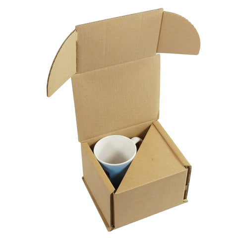 Crealive craftcut® Tassenverpackung für 2 Tassen 11 oz  Mit diesem Transportkarton kannst du deine individuell designten Tassen oder Tassenrohlinge sicher transportieren. Der Karton ist für 2 Tassen ausgelegt und verfügt über eine Lasche welche die beiden Tassen voneinander trennt um ein Anstossen zu vermeiden. Der Karton kann durch die Lasche auch für eine Tasse verwendet werden.  Es lassen sich 2 Tassen mit maximal je Ø 80 mm und 95 mm Höhe mit dem Karton versenden.