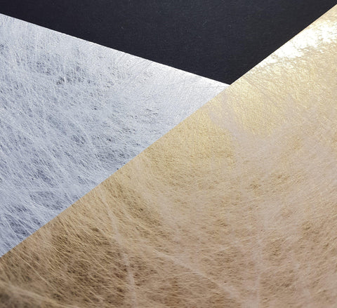 Crealive Effektpapier Impression 140 g/m2 - 250 x 350 mm  Spezifikationen:  25 cm x 35 cm 140 g/m2 10 Bögen 2 Farben (Gold & Silber) einseitiger Schimmer    Effektpapier ist geeignet für:  Karten Karten-Verzierungen Geschenkboxen Verpackungen