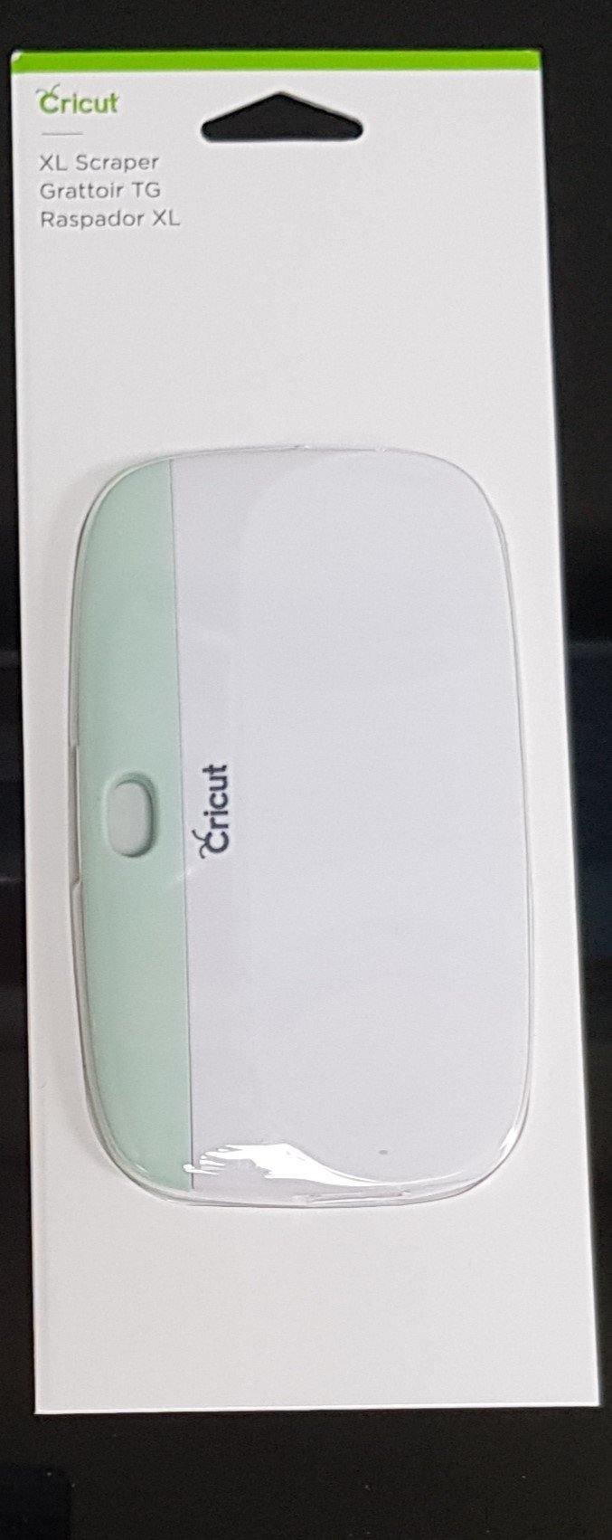 Cricut XL Rakel - XL Scraper  Mit dem Cricut XL Rakel entfernst Du kinderleicht Reste von der Schneidematte und reinigst die Matte schnell und effektiv. Ebenfalls ist der extragrosse Schaber perfekt für das Arbeiten mit Vinylfolie geeignet; zum Andrücken der Folie, wie auch für das einfache Auftragen von Material auf grösseren Oberflächen.