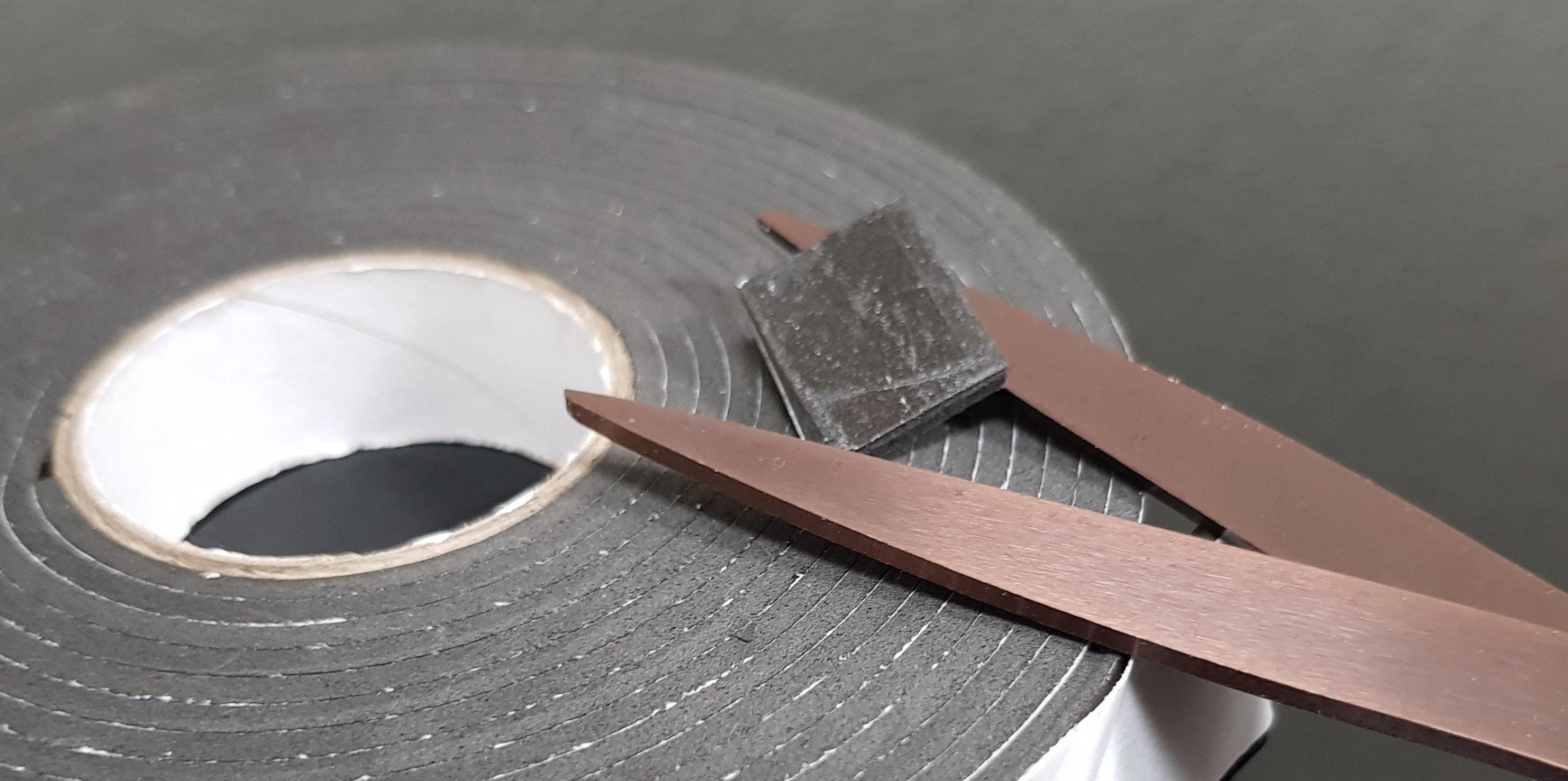 Mit dieser Schere mit spitzen Klingen mit Titanium-Beschichtung könnt ihr zukünftig eure Klebebänder reibungslos schneiden. Sie ist symmetrisch und die braunen Griffen sind aus 79% Recycling-Kunststoff. Die Griffe sind ergonomisch und für Rechtshänder.     Diese Schere eignet sicher super für:  doppelseitige Klebebänder Klebe-Pads